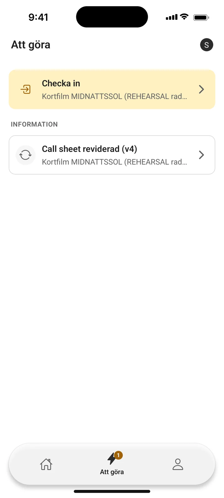 Crew-appens Att göra-flik: en uppmaning att checka in på inspelningen och en notis om att dagschemat reviderats till version 4.